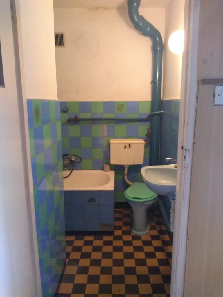 Wnętrze z domu z lat 70-tych przed remontem.
